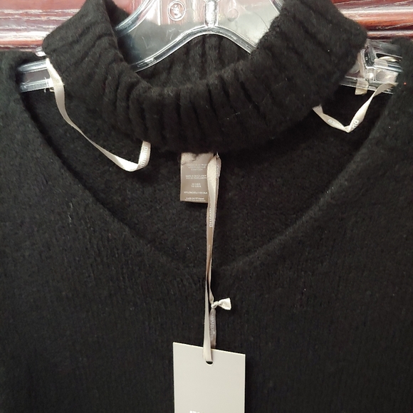 Woman's sweater - Picture 2 of 3